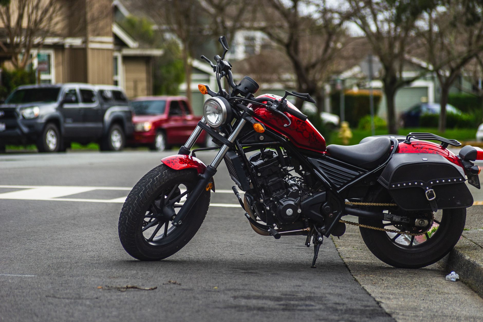 Motocicleta vermelha estacionada na rua
