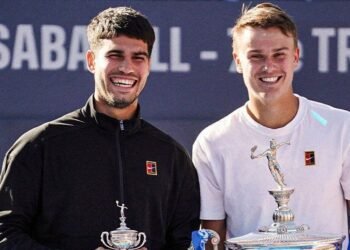 Alcaraz celebra amizade com Rune: desde os 12 anos nos courts 38 Dois jogadores de tênis sorrindo e segurando troféus, destacando conquistas no torneio ATP de Barcelona.