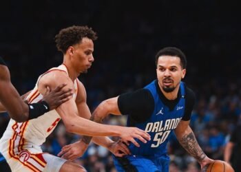 Anthony brilha e Magic elimina Hawks; duelo com Celtics à vista 37 Jogadores disputam posse de bola em jogo de basquete, destaque para uniforme do Orlando Magic em quadra competitiva.