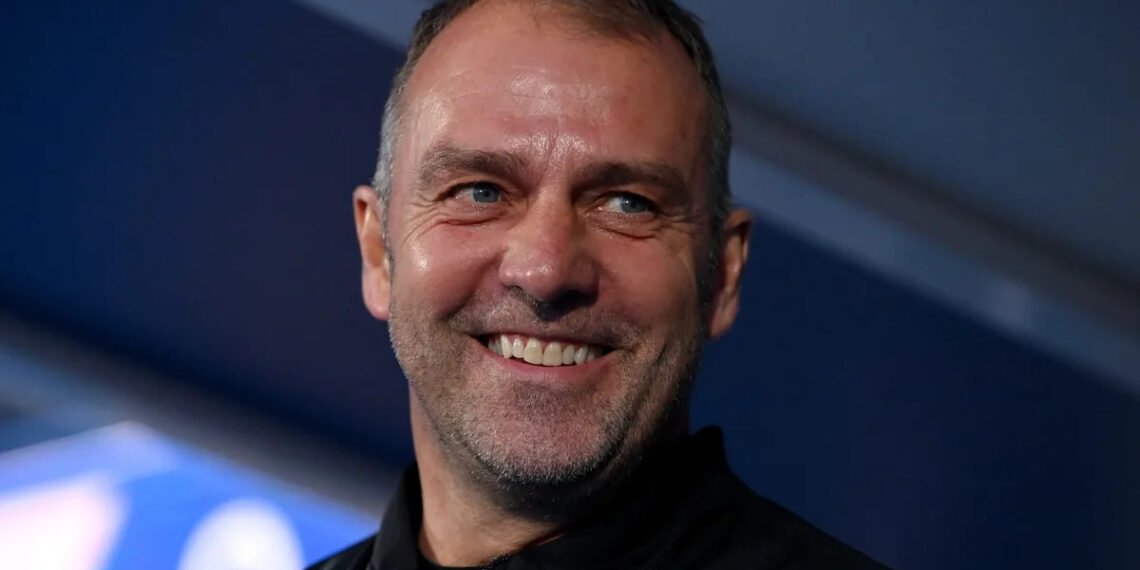 Homem sorridente com jaqueta preta em fundo desfocado, em ambiente iluminado, transmitindo confiança e simpatia.