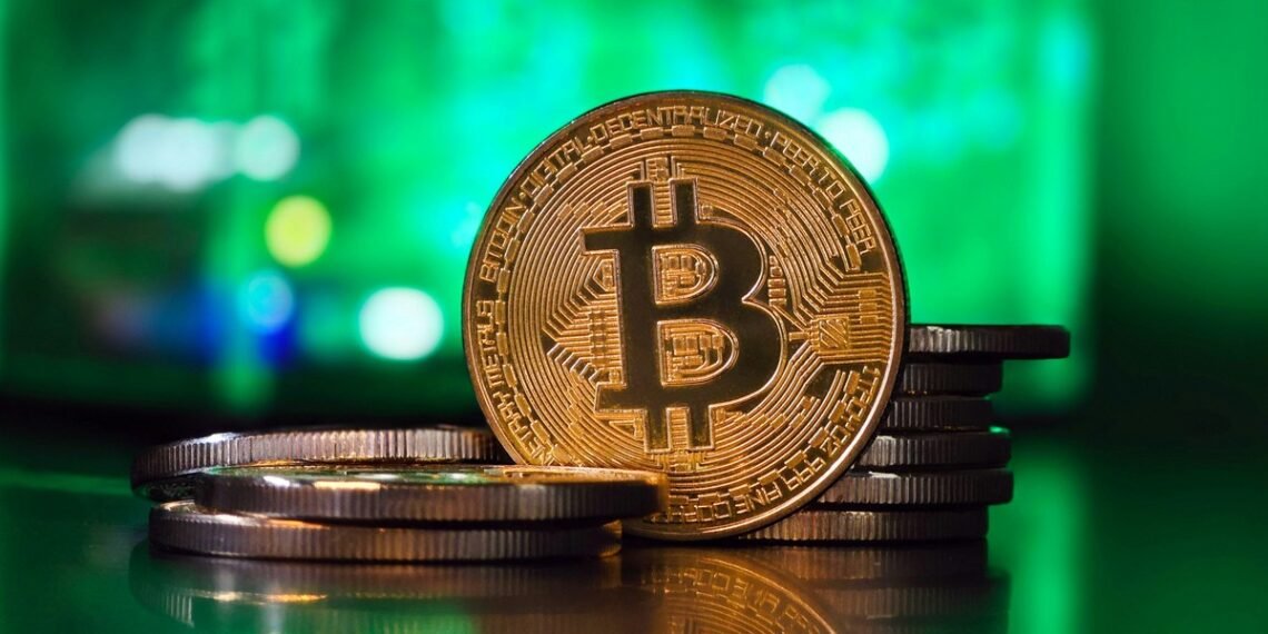 Moeda de Bitcoin dourada destacada sobre outras moedas em fundo verde, simbolizando o mercado de criptomoedas.