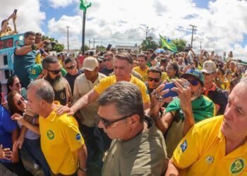 Rota 22: Ex-presidente Bolsonaro cumprimenta apoiadores em Bom Jesus e segue para Tangará