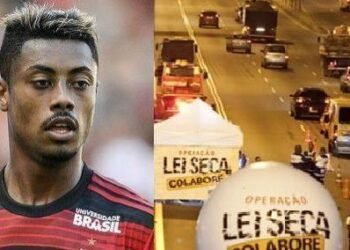 Jogador de futebol em campo com camisa de time brasileiro ao lado de blitz da Lei Seca em rodovia movimentada à noite.