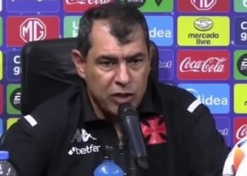 Carille comenta vaias da torcida do Vasco: 'Nada surpreendente' 34 Treinador do Vasco dá entrevista coletiva após o jogo, com patrocinadores ao fundo, abordando temas esportivos.