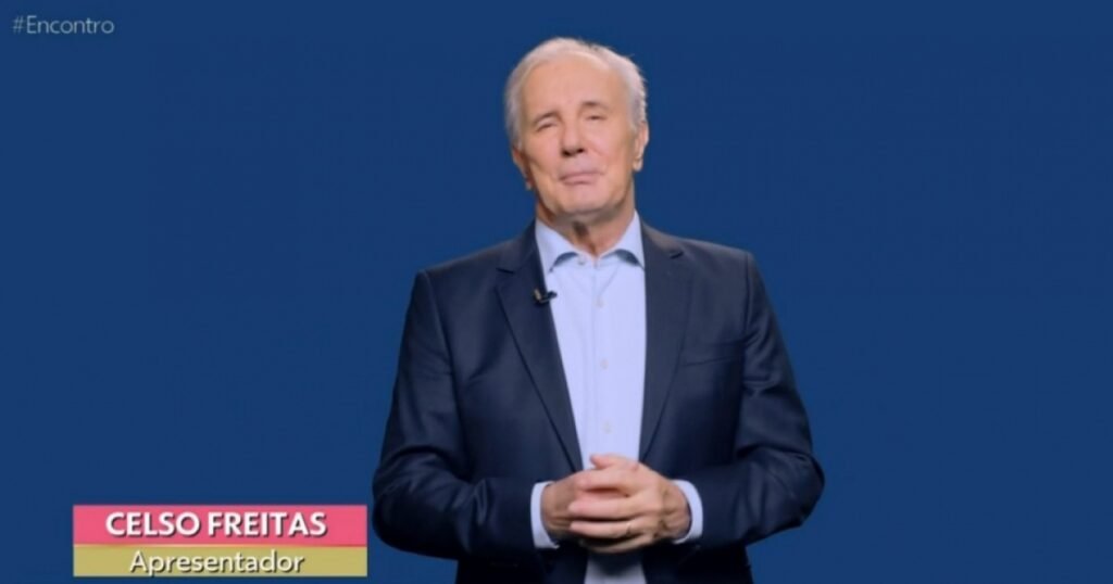 Apresentador de terno azul e camisa branca fala em fundo azul, transmitindo confiabilidade e profissionalismo na comunicação.
