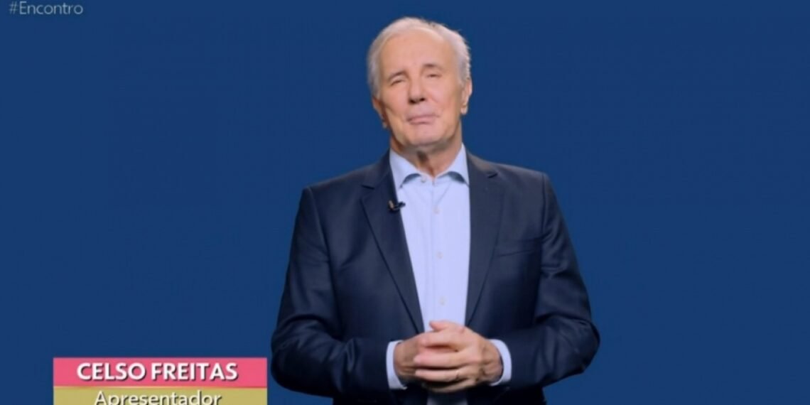 Apresentador de terno azul e camisa branca fala em fundo azul, transmitindo confiabilidade e profissionalismo na comunicação.