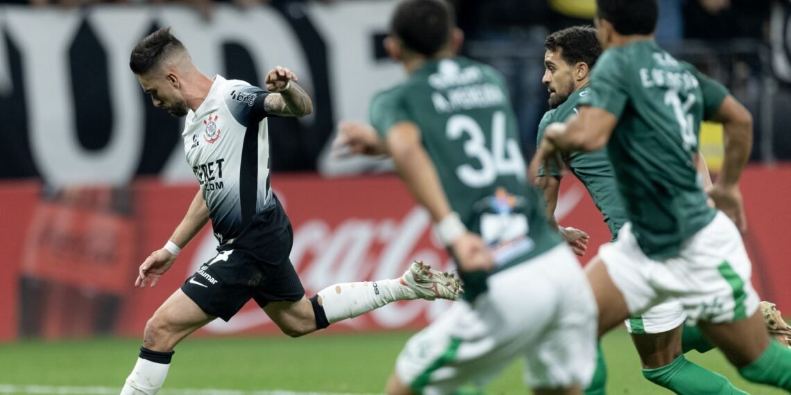 Jogador do Corinthians chuta bola sob pressão de atletas do América-MG durante partida de futebol competitivo.