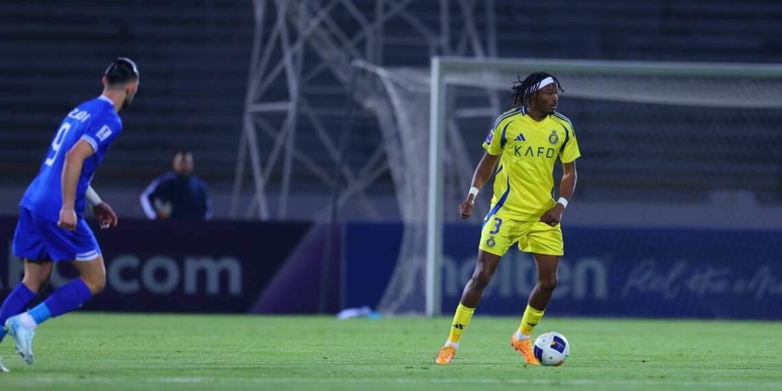 Jogador de futebol em uniforme amarelo prepara-se para um passe em campo, enquanto oponente de azul se aproxima.