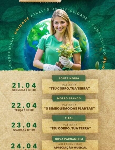 Mulher loira em camiseta verde segura planta, promovendo palestras gratuitas sobre sustentabilidade e natureza em abril.