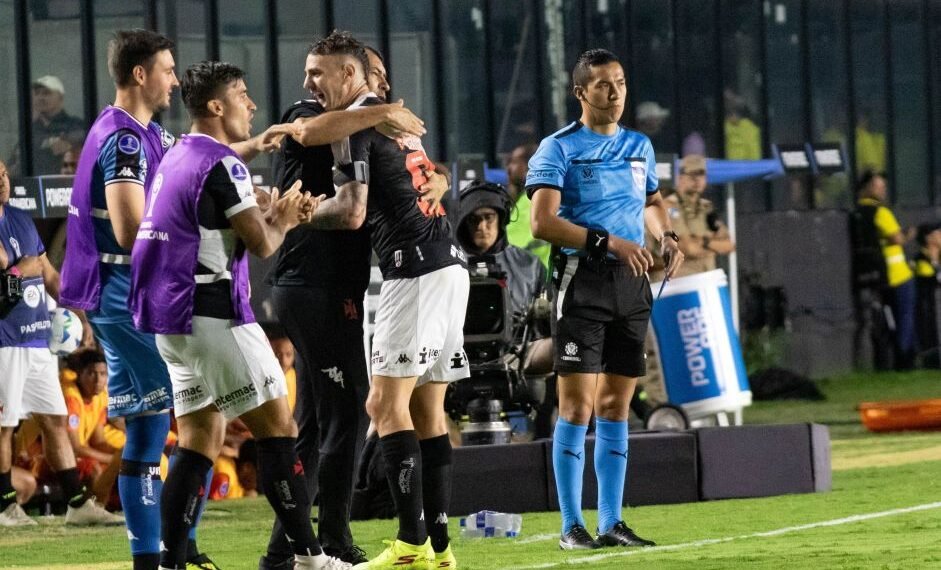 Elenco do Vasco apoia Carille em meio a pressão e protestos da torcida