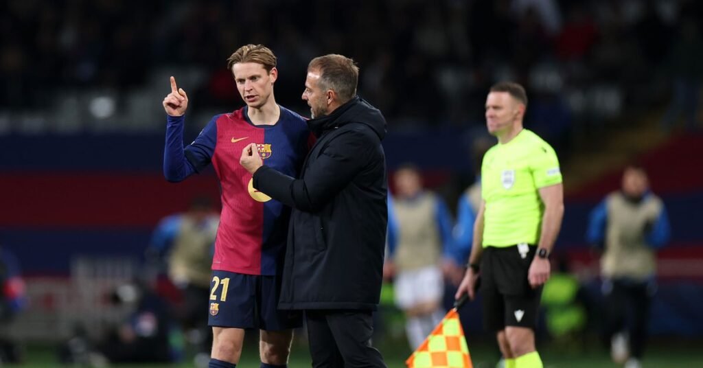 Jogador do Barcelona conversa com o técnico à beira do campo durante partida, enquanto árbitro observa ao fundo.
