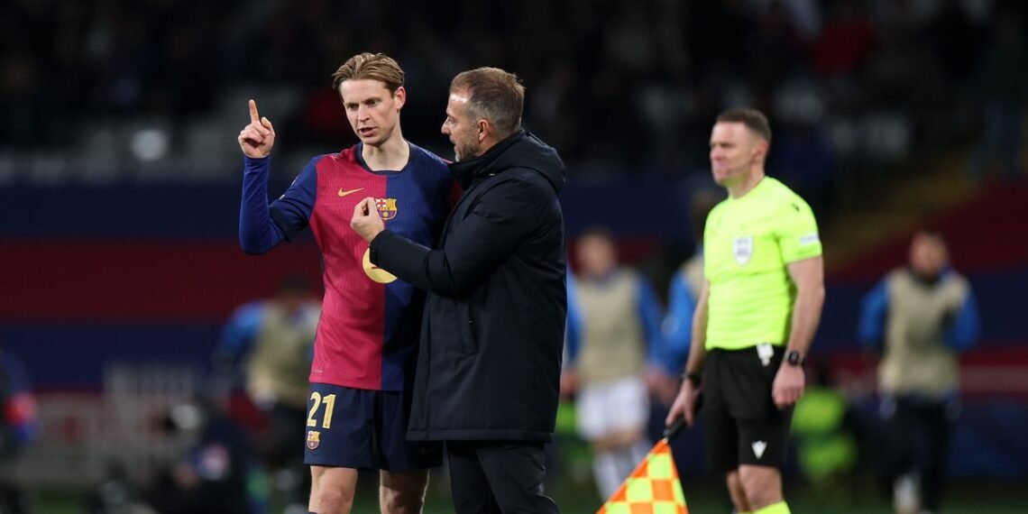 Jogador do Barcelona conversa com o técnico à beira do campo durante partida, enquanto árbitro observa ao fundo.