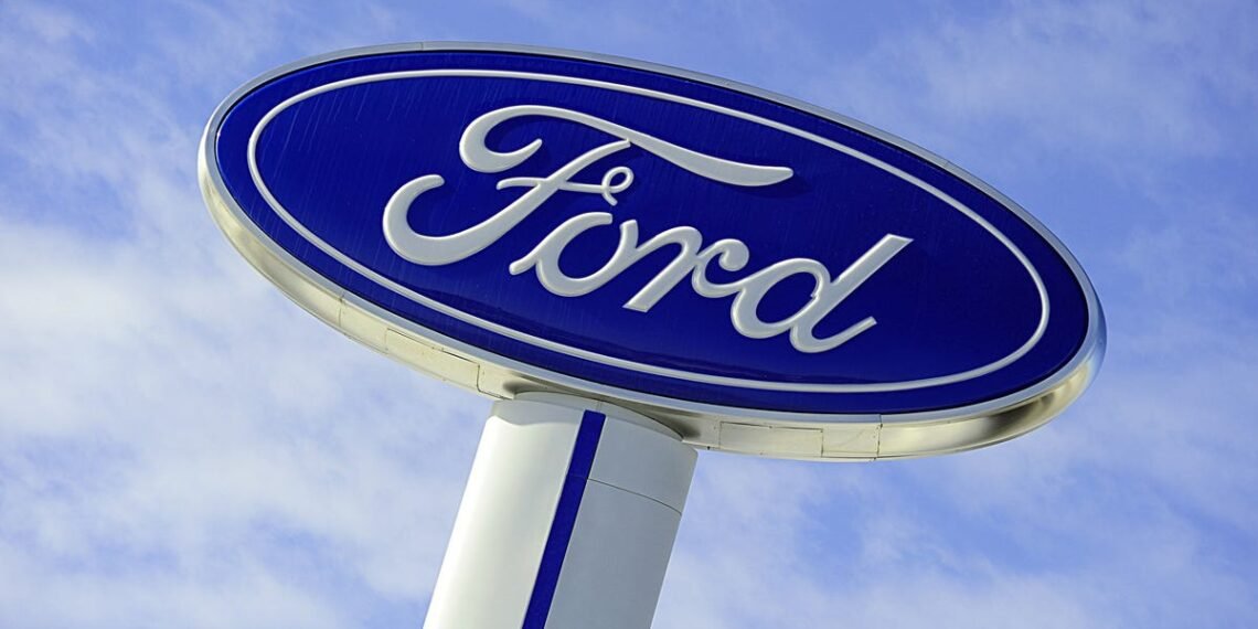 Logotipo da Ford em fundo azul e branco, destacando a marca automotiva sob um céu azul claro com nuvens dispersas.