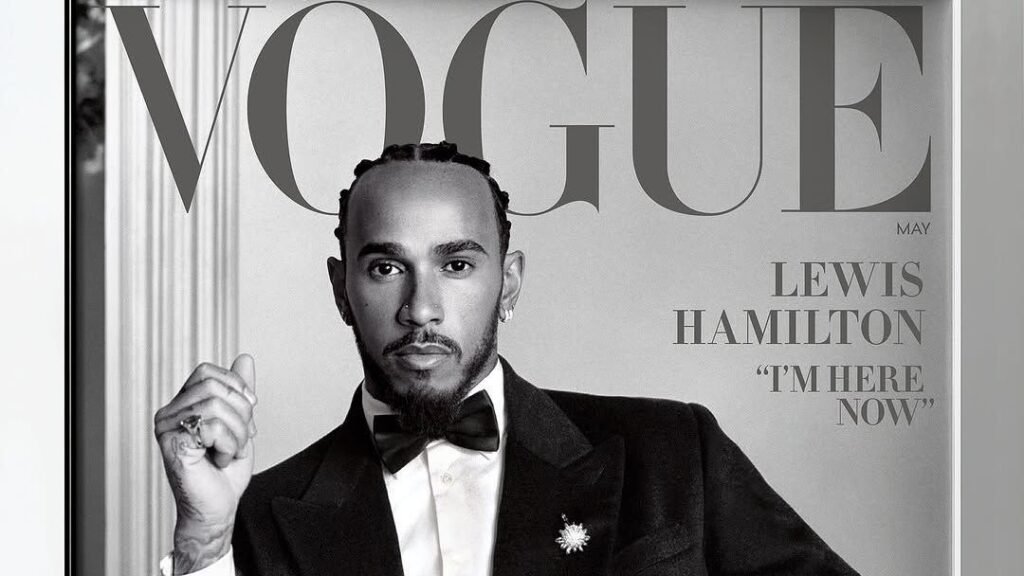 Revista com destaque para Lewis Hamilton em capa elegante, usando terno sofisticado, projetando confiança e estilo.