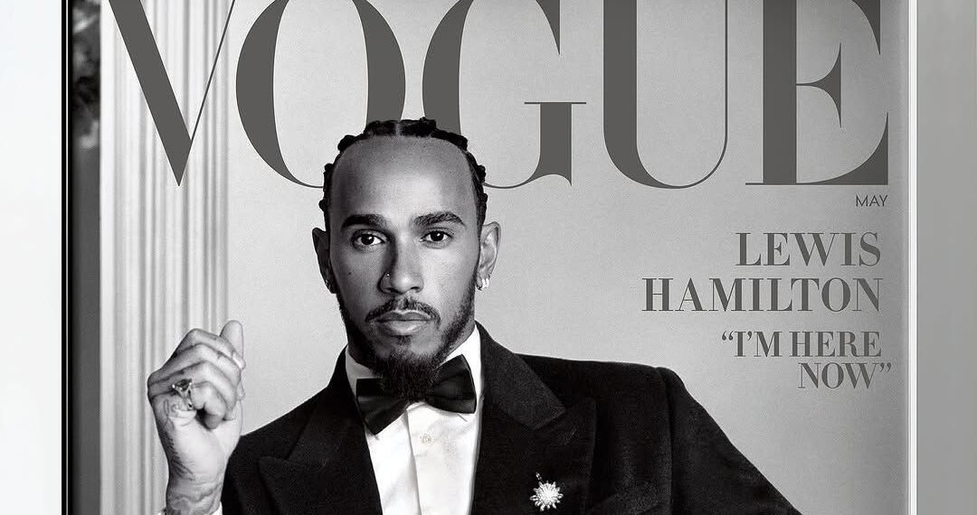 Revista com destaque para Lewis Hamilton em capa elegante, usando terno sofisticado, projetando confiança e estilo.