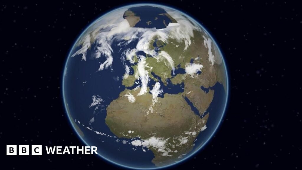 Imagem do planeta Terra visto do espaço, destacando Europa e África, com massas de nuvens e céu estrelado.