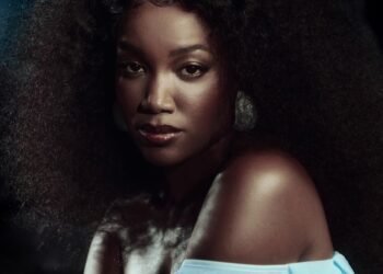 Iza emociona com ‘You Raise Me Up’ no álbum de padre Marcelo Rossi 31 Iza levanta os ânimos ao dar voz com fervor à edificante canção ‘You raise me up’ em álbum de padre Marcelo Rossi