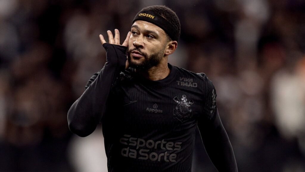Memphis Depay detona VAR e punição por subir na bola