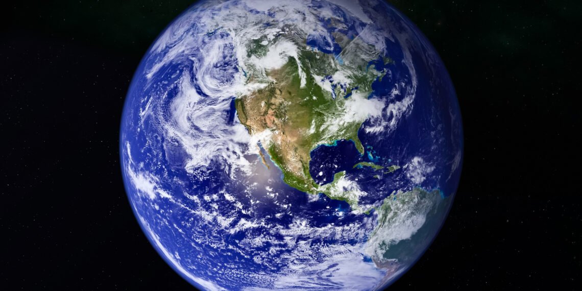 Visão do planeta Terra do espaço, destacando a América do Norte e nuvens sobre o oceano, em um fundo estrelado.