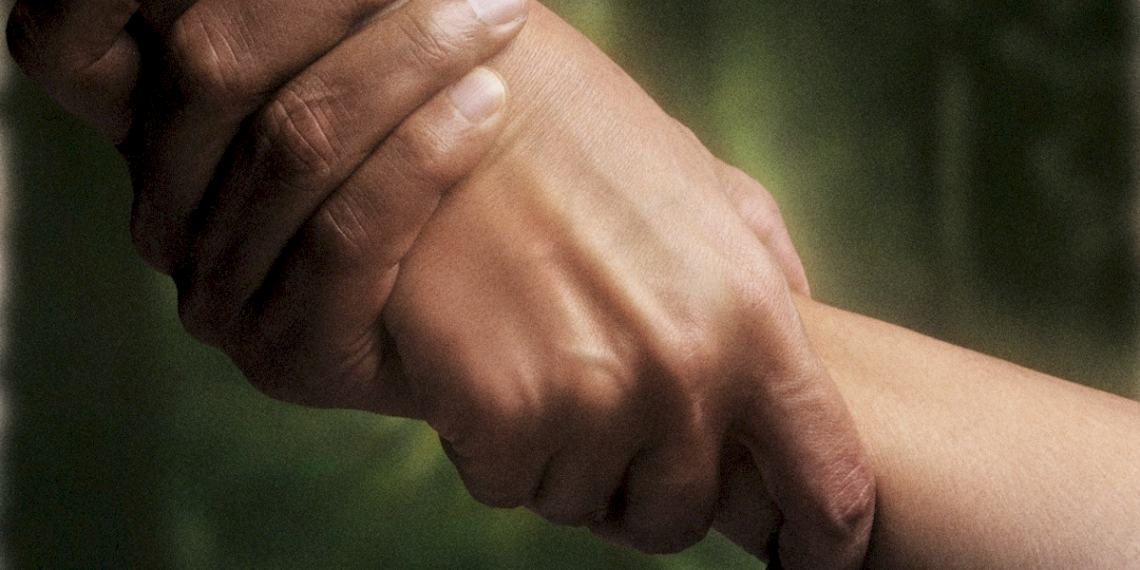 Padre Marcelo Rossi e IZA lançam versão da icônica 'You Raise Me Up'