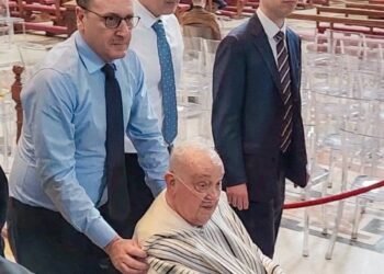 Papa Francisco faz visita surpresa à Basílica de São Pedro após encontro com rei Charles III