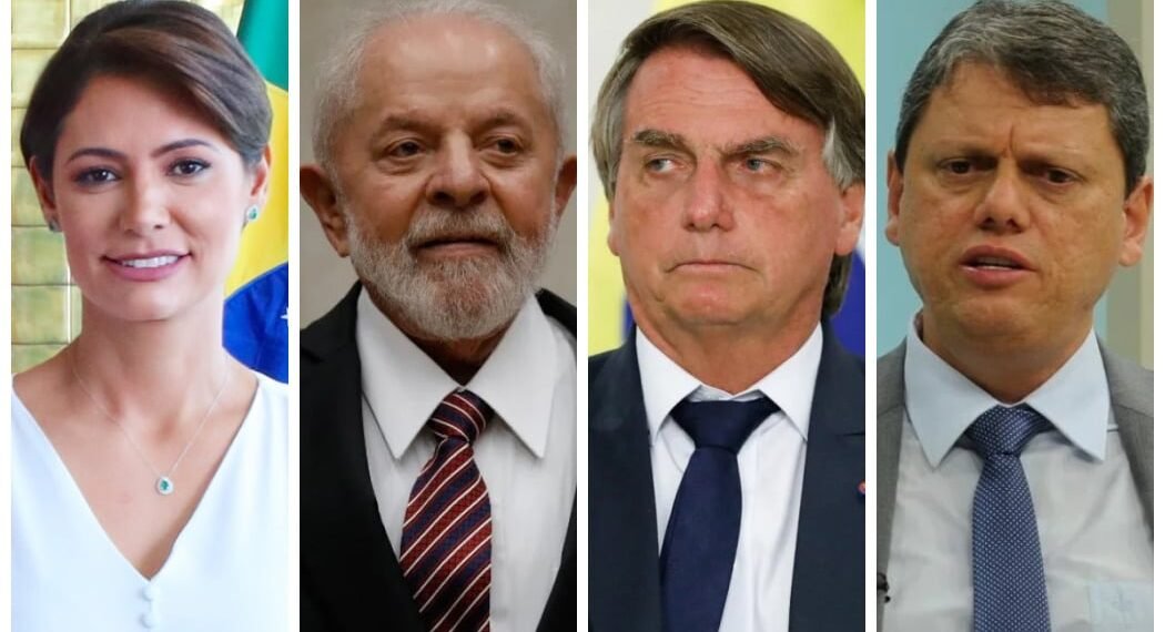 Quatro pessoas em fotos de perfil, em fundo com bandeira brasileira, vestindo trajes formais.