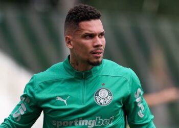Paulinho treina e Veiga retorna ao Palmeiras após lesão 31 Jogador do Palmeiras em uniforme verde, observando atento ao campo, com expressão focada durante treinamento de futebol.