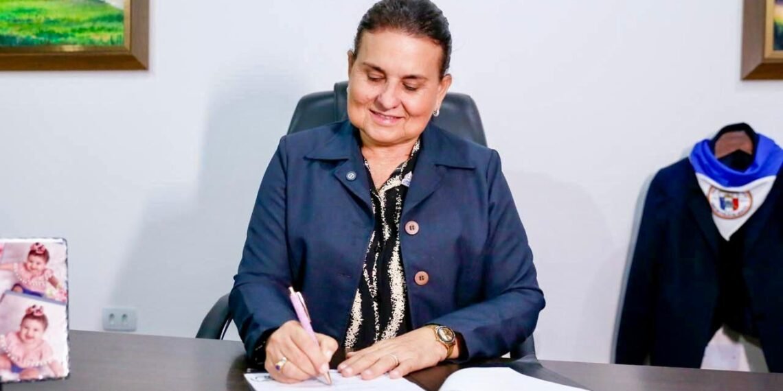 Para comemorar os 100 dias do seu segundo mandato, Professora Elcione anuncia abertura de concurso publico