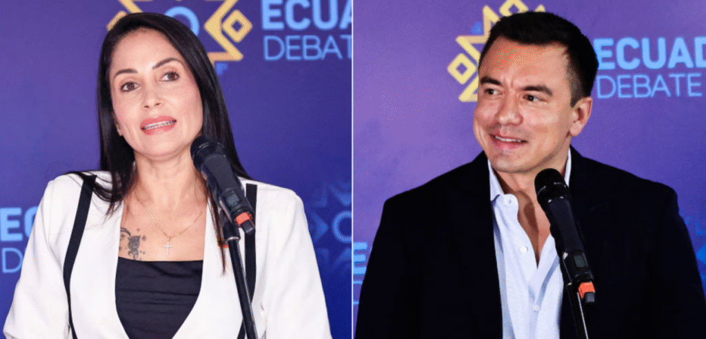 Duas pessoas em um debate político no Equador, cada uma em um púlpito, falando ao microfone em um ambiente formal.