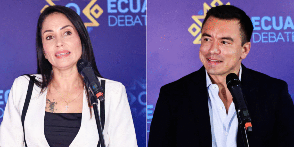 Duas pessoas em um debate político no Equador, cada uma em um púlpito, falando ao microfone em um ambiente formal.