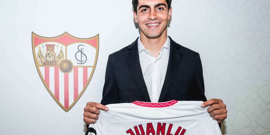 Oficial: Sevilha renova contrato de Juanlu por mais três épocas