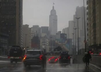 Temporal em SP: Alagamentos, queda de energia e cratera na Marginal Tietê 32 Temporal causa caos em São Paulo com alagamentos, queda de energia e cratera na Marginal Tietê