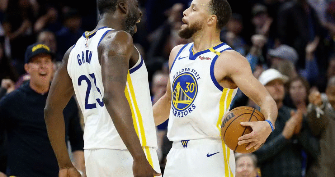 Jogadores do Golden State Warriors comemoram em quadra, ressaltando o entusiasmo e a energia no basquete profissional.