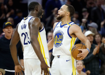 Warriors superam Grizzlies e encaram Rockets nos playoffs 36 Jogadores do Golden State Warriors comemoram em quadra, ressaltando o entusiasmo e a energia no basquete profissional.