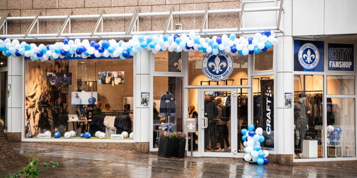 Inauguração bem-sucedida da nova loja do City Fan Shop 31 Successful opening of the new City fan shop – SV Darmstadt 1898 e.V.