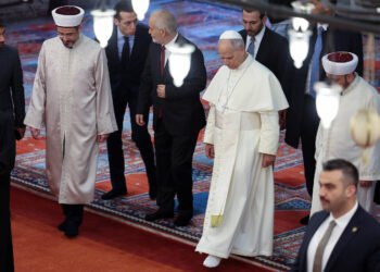 Papa tira sapatos, mas não reza em Mesquita Azul - 29/11/2025 - Mundo