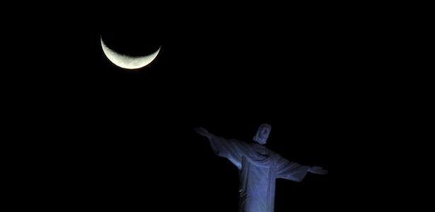 Fase da Lua hoje (29): calendário lunar de novembro de 2025 31 20.jul.2015 - Cristo Redentor, no Rio de Janeiro, com a Lua crescente ao fundo, em vista do bairro de Botafogo