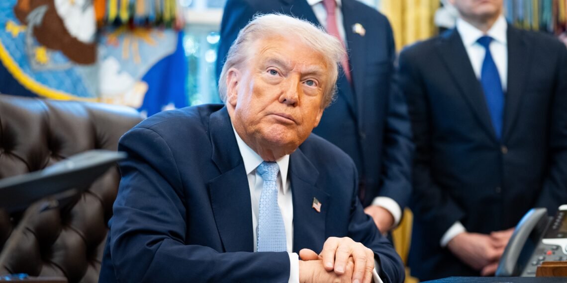 Trump anuncia que concederá indulto ao ex-presidente hondurenho preso nos EUA por tráfico de drogas