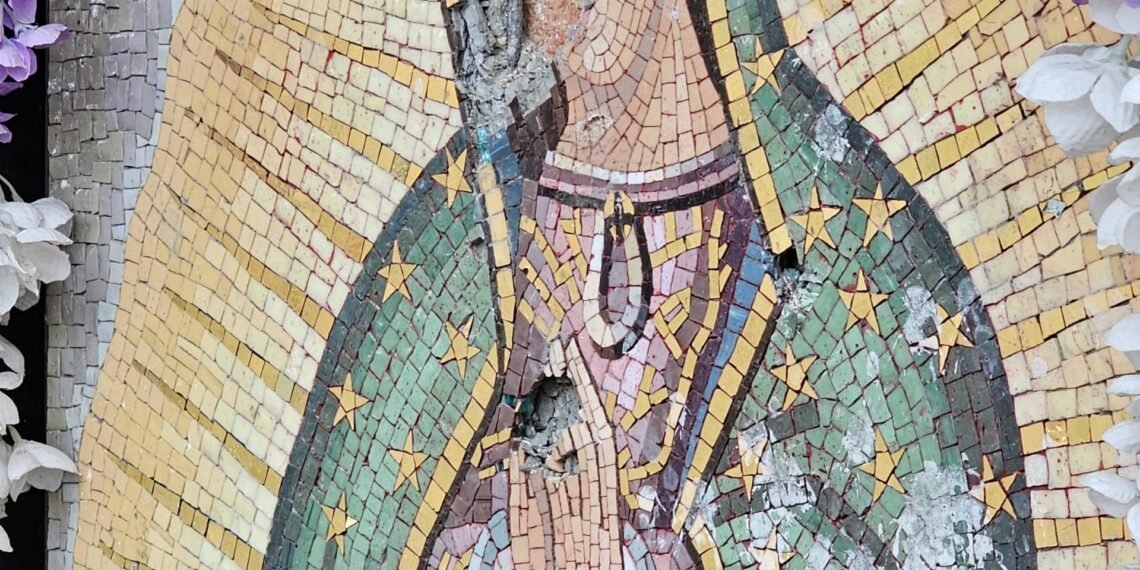 Vandalismo danifica mosaico e bancos da paróquia em Santa Barbara 31 Vandal Damages Our Lady of Guadalupe Parish Mosaic, Church Pews in Santa Barbara | Local News