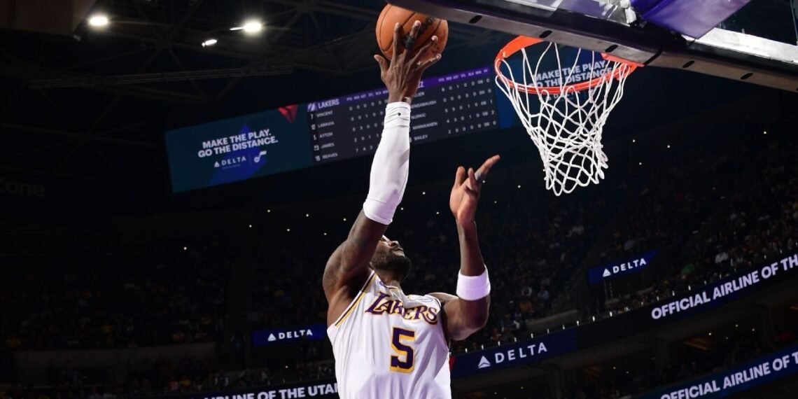 Lakers' Deandre Ayton exits win vs. Jazz with knee contusion