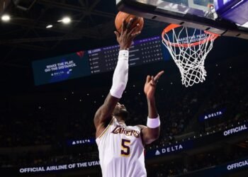 Lakers' Deandre Ayton exits win vs. Jazz with knee contusion