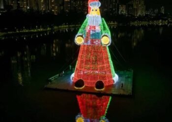 Cidade no Paraná pode registrar maior Papai Noel do mundo 36 Cidade no Paraná pode entrar no Guinness Book com maior Papai Noel do mundo