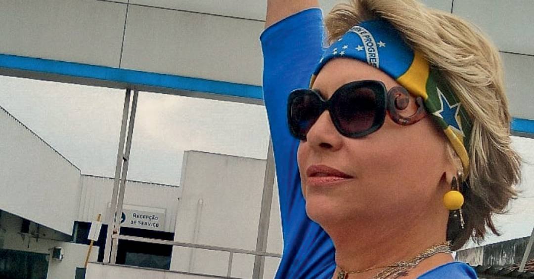 Ex-esposa de Bolsonaro comenta crise entre filhos e Michelle 31 Ex de Bolsonaro se posiciona sobre crise entre seus filhos e Michelle