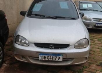 Leilão da Receita Federal oferece iPhone a R$ 850 e carro a R$ 2.250 44 Chevrolet Corsa 2005 tem lance a partir de R$ 2.250,00