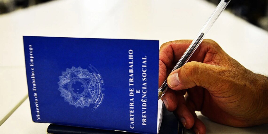 Foto de uma mão a assinar uma CLT para ilustrar matérias sobre férias, emprego, desemprego, trabalho e direitos trabalhistas, salario