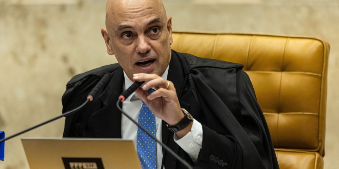 Defesas de Rumble e Trump solicitam notificação a Moraes por e-mail 31 Defesas do Rumble e de Trump pedem para notificar Moraes por e-mail e dizem haver caminho formal de contato 'bloqueado'