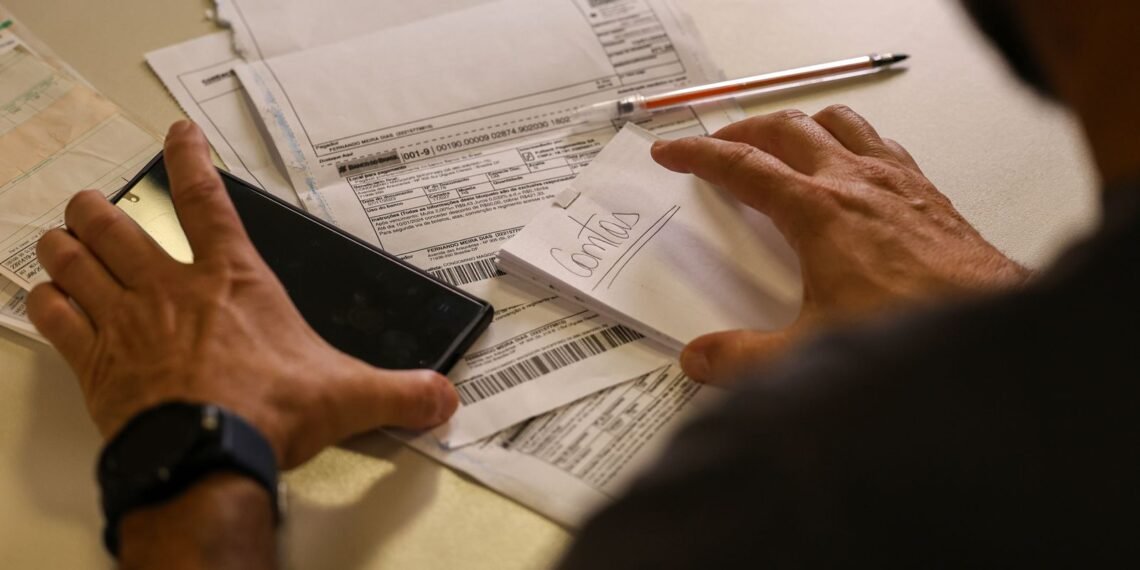 Salário mínimo de R$ 1.621 é pago a partir desta segunda-feira 31 Salário mínimo de R$ 1.621 começa a ser pago nesta segunda