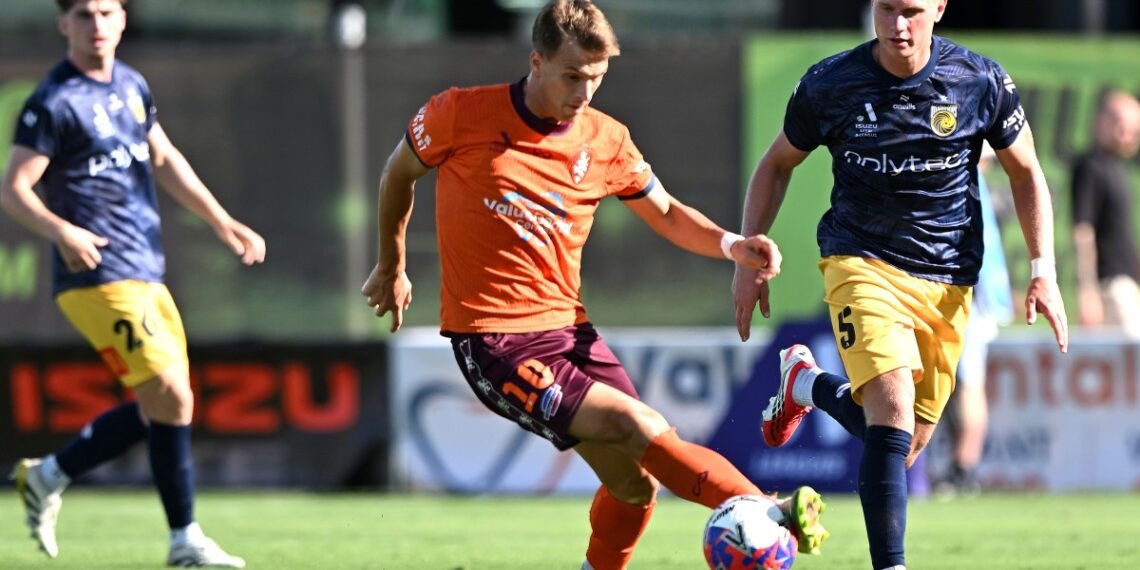 Mariners sink Roar with late goal in Redcliffe