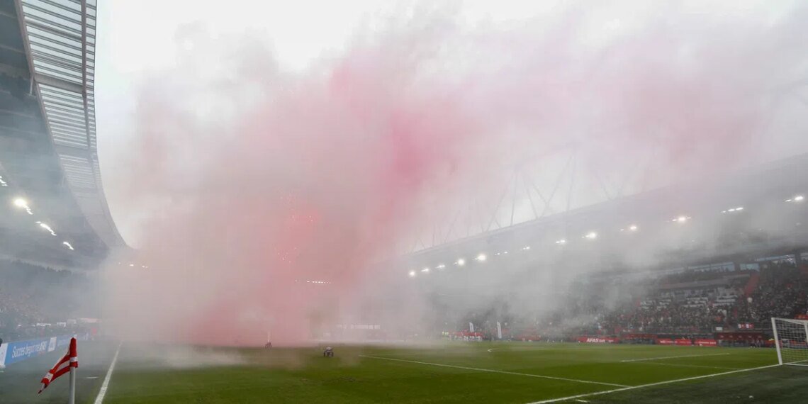 AZ-Ajax loopt vertraging op door vuurwerk